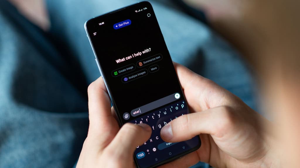 OpenAI nega que ChatGPT parou de dar conselhos médicos e jurídicos O chefe de inteligência artificial em saúde da OpenAI, Karan Singhal, negou que o ChatGPT tenha parado de dar conselhos médicos e jurídicos. Pessoa escrevendo pergunta no aplicativo do ChatGPT num celular