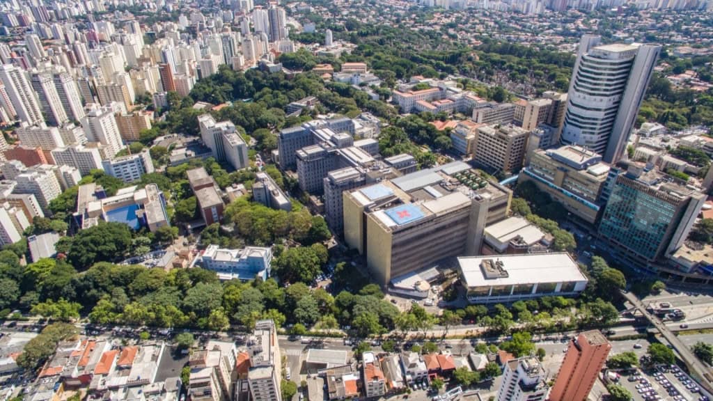 1º hospital inteligente do SUS vai usar IA e 5G para acelerar atendimentos O primeiro hospital inteligente do Sistema Único de Saúde (SUS) está mais perto de sair do papel. O Instituto Tecnológico de Emergência vai ficar dentro do Hospital das Clínicas da Faculdade de Medicina da USP (HC-FMUSP). Erguido do zero, o prédio vai usar inteligência artificial (IA) e rede 5G para integrar equipes e ambulâncias em tempo real. Visão aérea do Hospital das Clínicas da Faculdade de Medicina da USP