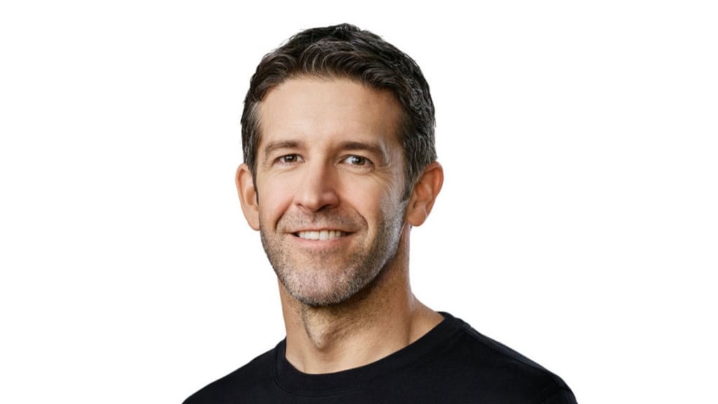 Fim da era Tim Cook está próximo? Apple acelera discussões sobre novo CEO A Apple intensificou os preparativos para a sucessão de Tim Cook, que pode deixar o cargo de CEO já em 2026, segundo o Financial Times (FT). Fontes ouvidas pelo jornal dizem que o conselho e os principais executivos da empresa aceleraram as discussões sobre a saída de Cook nas últimas semanas. Foto estilo retrato de John Ternus, da Apple