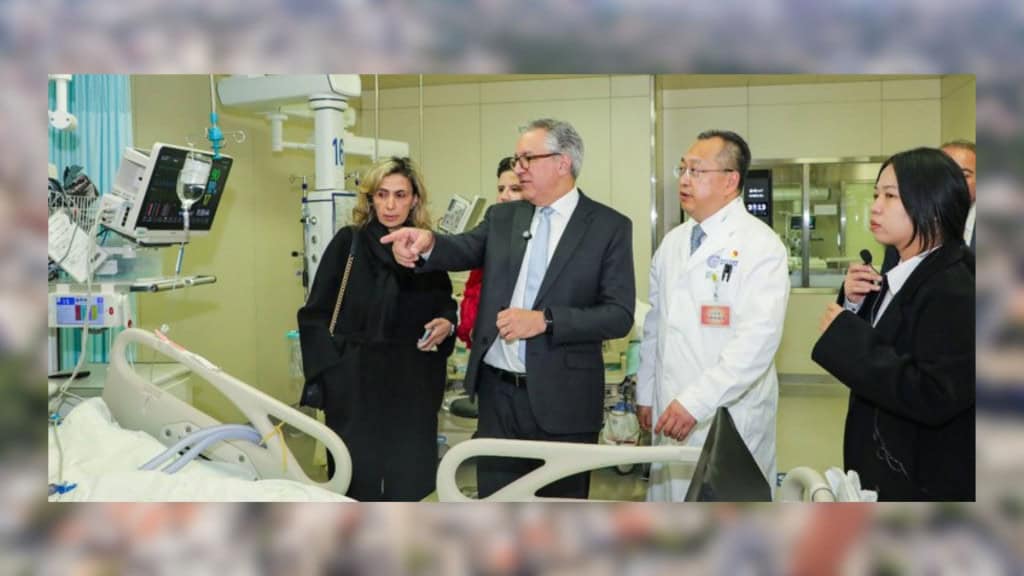 1º hospital inteligente do SUS vai usar IA e 5G para acelerar atendimentos O primeiro hospital inteligente do Sistema Único de Saúde (SUS) está mais perto de sair do papel. O Instituto Tecnológico de Emergência vai ficar dentro do Hospital das Clínicas da Faculdade de Medicina da USP (HC-FMUSP). Erguido do zero, o prédio vai usar inteligência artificial (IA) e rede 5G para integrar equipes e ambulâncias em tempo real. Alexandre Padilha durante visita a hospital na China