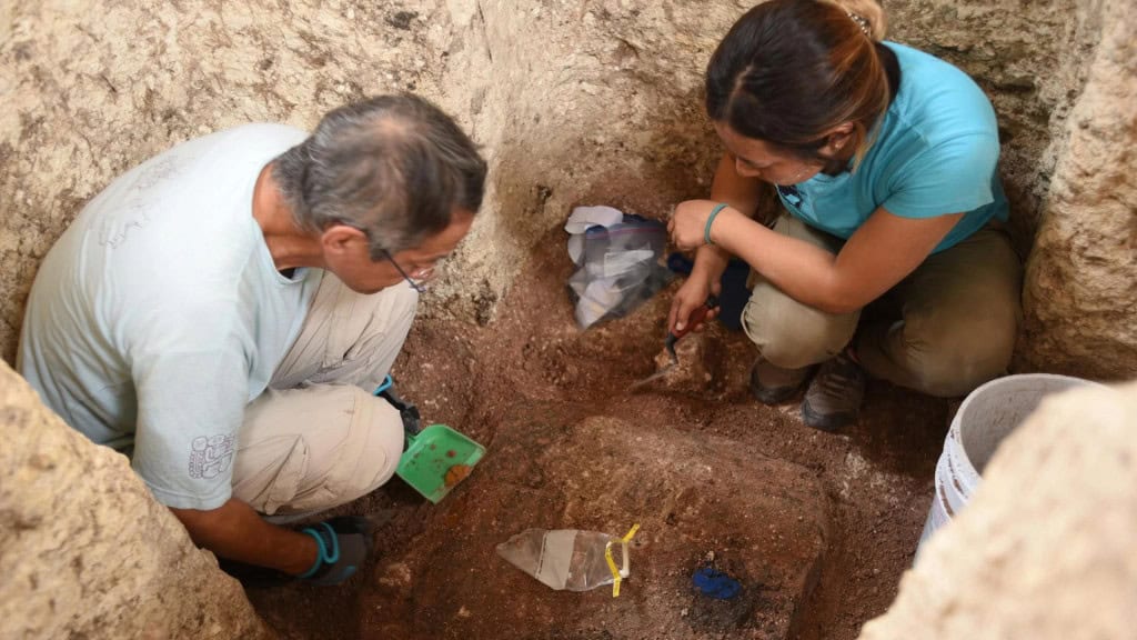 Pesquisadores em escavação em monumento maia