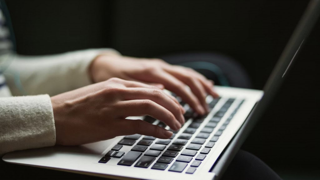 Pessoa usando notebook via Kaitlyn Baker/Unsplash