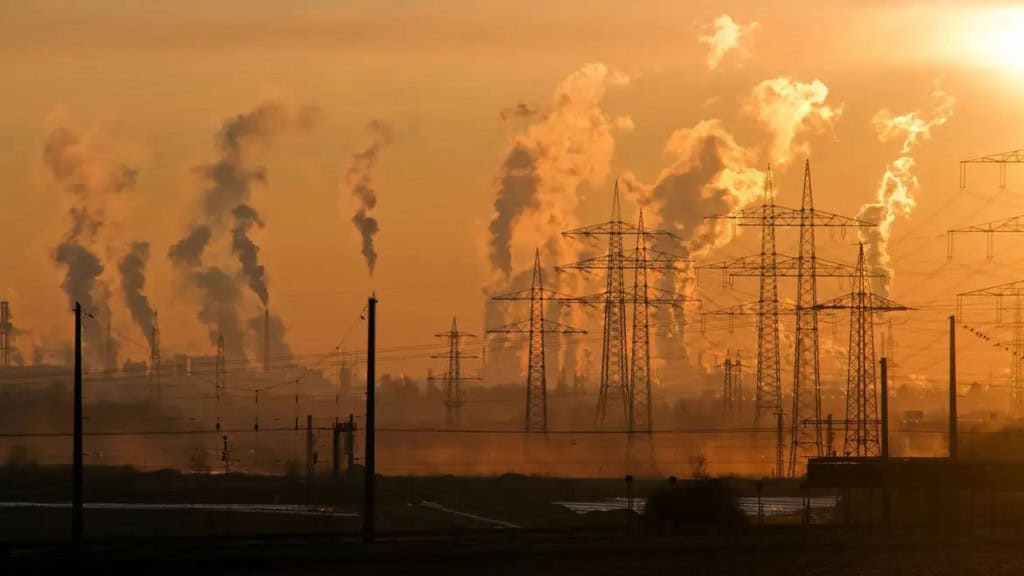 Paisagem de poluição na qual chaminés industriais expelem muita fumaça