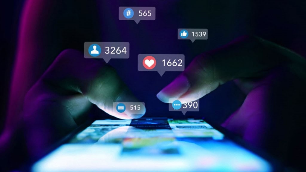 Adolescente usando redes sociais