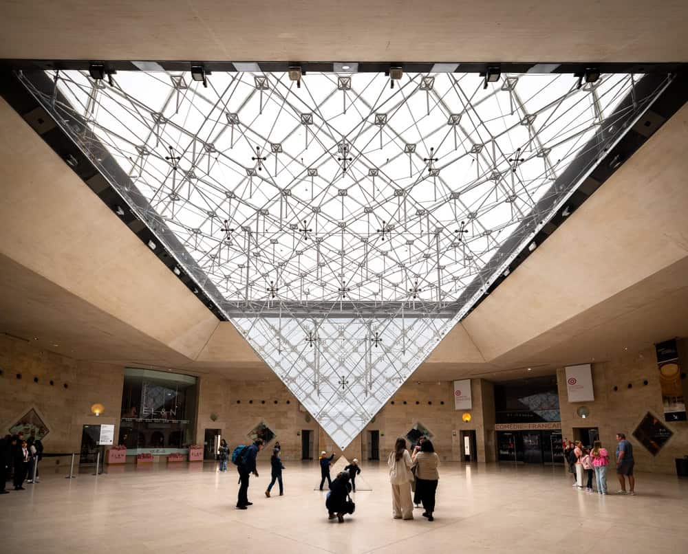 Louvre anuncia fechamento de galeria ao público devido à “fragilidade” no edifício Nesta segunda-feira (17), o Louvre, maior museu de arte do mundo, localizado em Paris, na França, anunciou que está fechando a Galeria Campana ao público por “precaução”. Museu Louvre