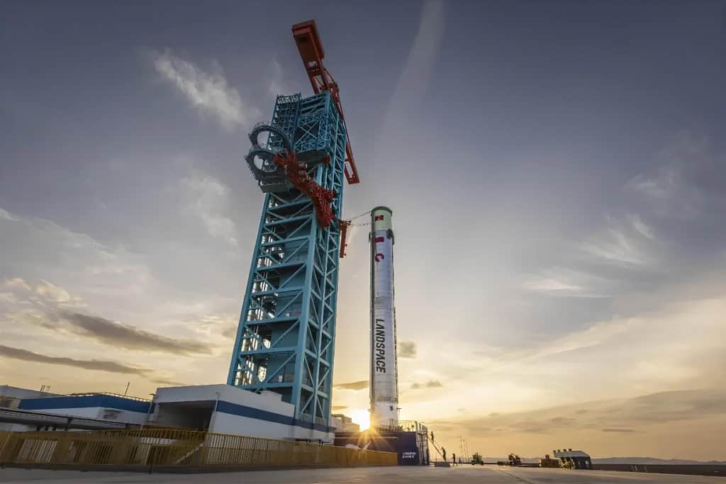 Primeiro voo orbital de foguete reutilizável revolucionário da China é suspenso Conforme noticiado pelo Olhar Digital, a China conta atualmente com três foguetes reutilizáveis preparados para tentar um feito histórico: se tornar o primeiro veículo espacial chinês a realizar um voo orbital com pouso do propulsor para reaproveitamento. Esse marco representa um avanço significativo do país no mercado de lançamentos, hoje dominado pela SpaceX, reconhecida pela regularidade de voos e por contratos prioritários com governos e empresas. Primeiro voo orbital de foguete reutilizável revolucionário da China é suspenso