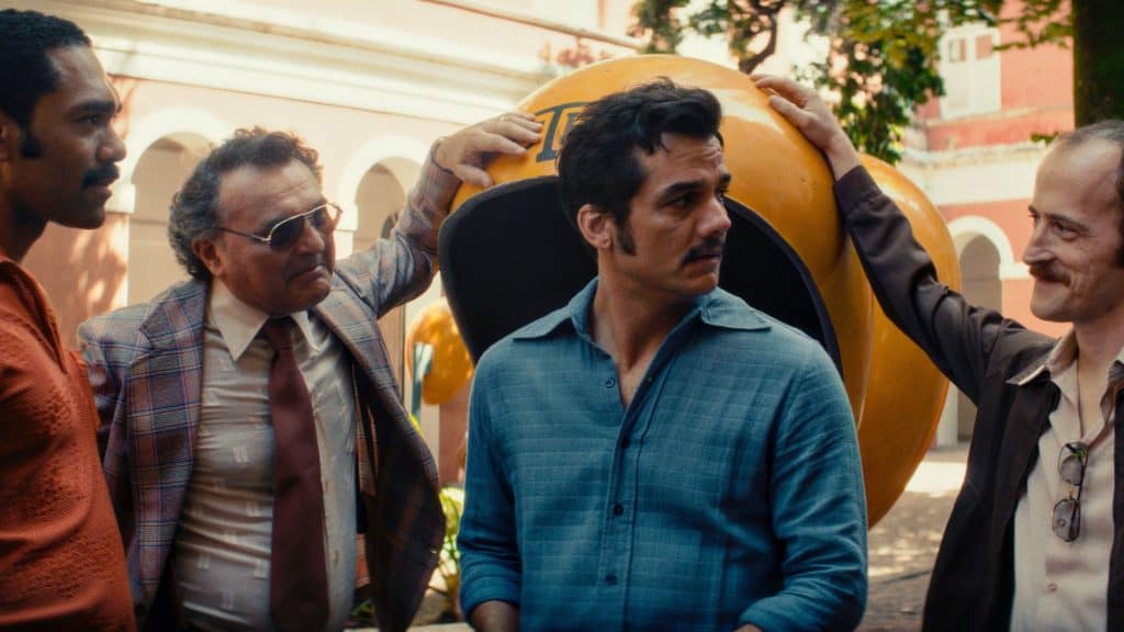 Pessoas ao redor de um orelhão