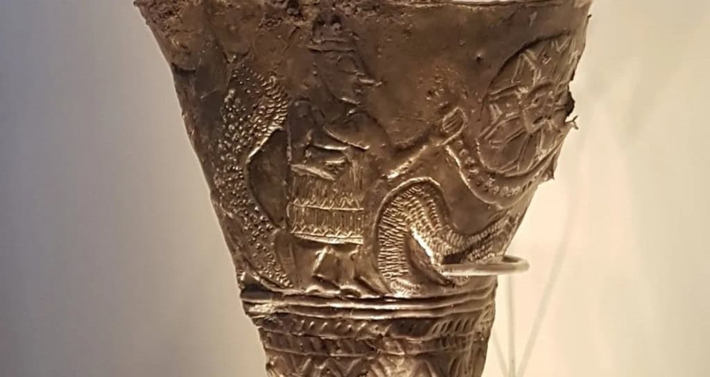 Artefato de 4.300 anos pode ilustrar como povos antigos entendiam a origem do universo, unindo símbolos de caos, luz e renascimento.