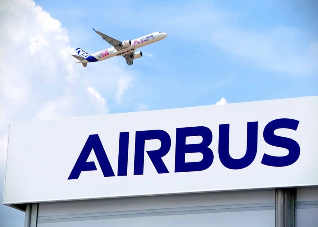 Airbus anuncia recall massivo da família A320 após incidente A Airbus determinou reparos imediatos em cerca de seis mil aeronaves da família A320, em uma das maiores ações de recall da fabricante europeia em seus 55 anos de história. A medida, divulgada nesta sexta-feira (28), afeta mais da metade da frota global do modelo e ameaça provocar fortes impactos durante um dos fins de semana de viagem mais movimentados nos Estados Unidos. Logo da Airbus na fachada de um prédio com um avião voando acima da edificação