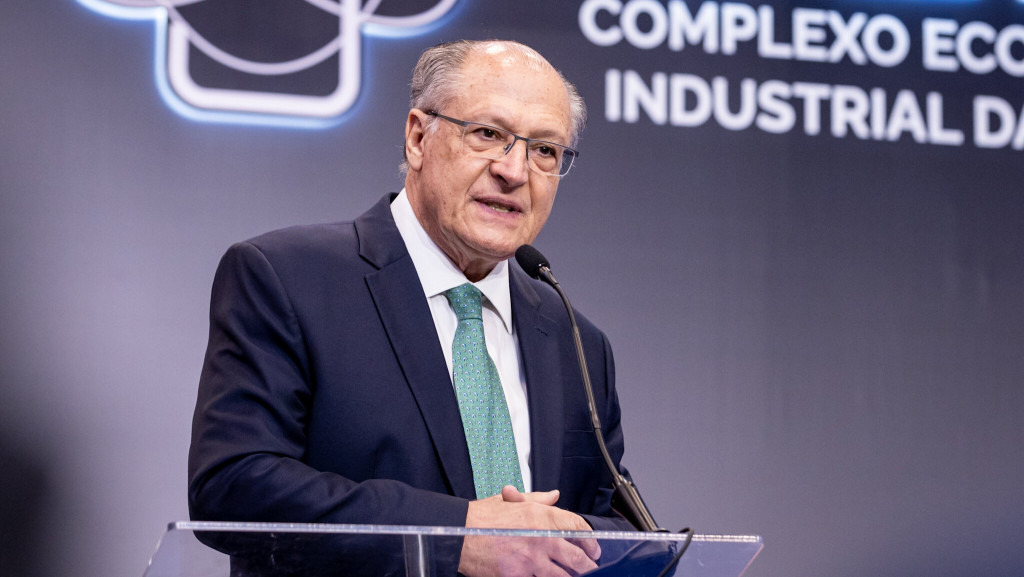 Acordo com a China evita falta de chips e paralisação de fábricas de carros no Brasil Depois de semanas de incerteza no setor automotivo, o governo brasileiro conseguiu garantir com a China o fornecimento de chips usados na produção de carros. A medida evita que o país enfrente uma nova crise de desabastecimento, como a que paralisou fábricas durante a pandemia de Covid-19. alckmin