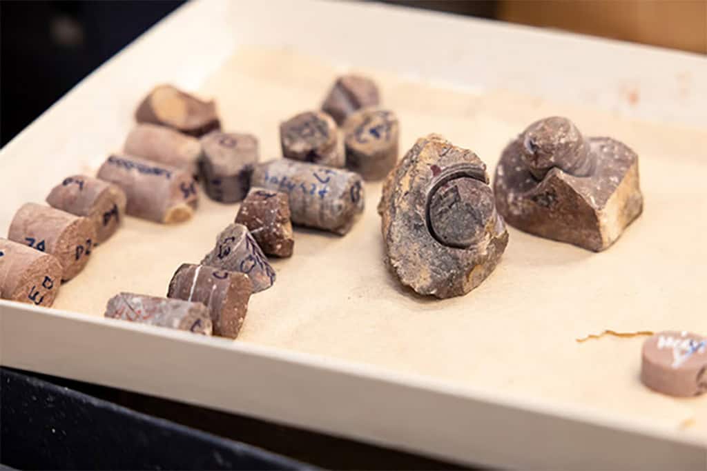 Rochas revelam segredo do magnetismo da Terra guardado por meio bilhão de anos Rochas vulcânicas formadas há cerca de 560 milhões de anos, no sul do Marrocos, revelam que o campo magnético da Terra não era tão instável quanto se acreditava. Em vez de variações aleatórias, ele seguia ciclos de enfraquecimento e reorganização, impulsionados por transformações no interior do planeta. Rochas revelam segredo do magnetismo da Terra guardado por meio bilhão de anos