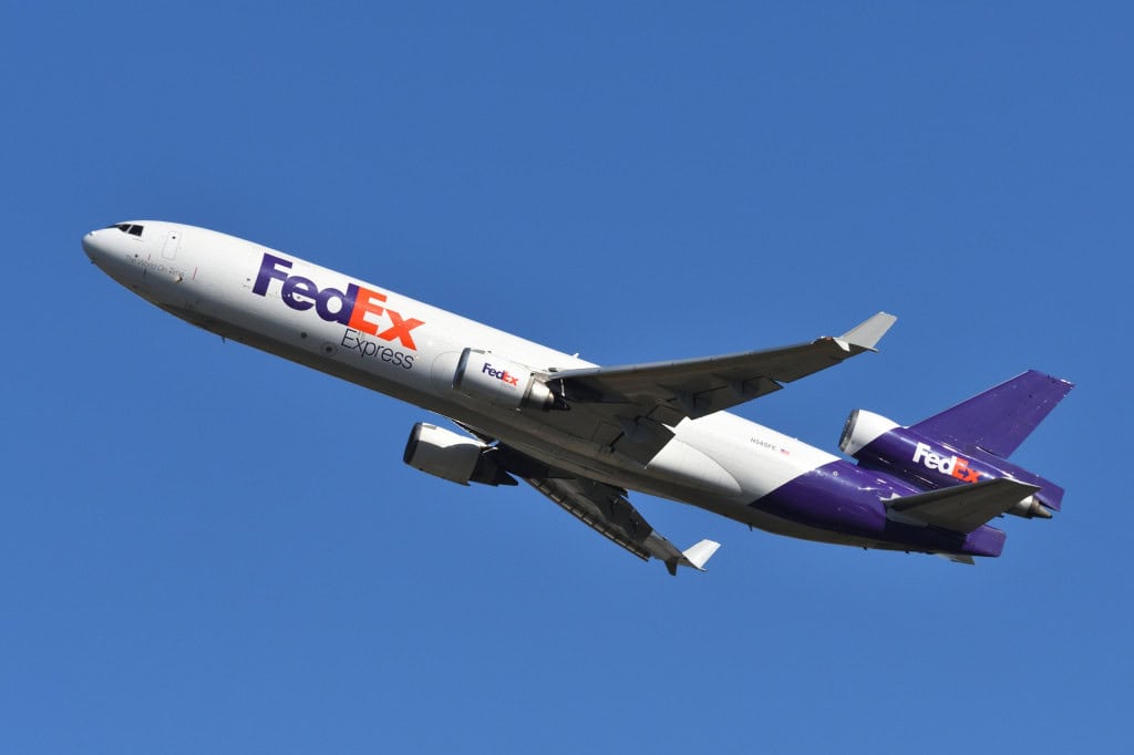 Avião cargueiro da UPS cai em aeroporto dos EUA Um avião de carga de grande porte caiu nesta terça-feira (4) no aeroporto Muhammad Ali, na cidade de Louisville, no Estado do Kentucky (EUA). Avião modelo McDonnell Douglas MD-11 da FedEX