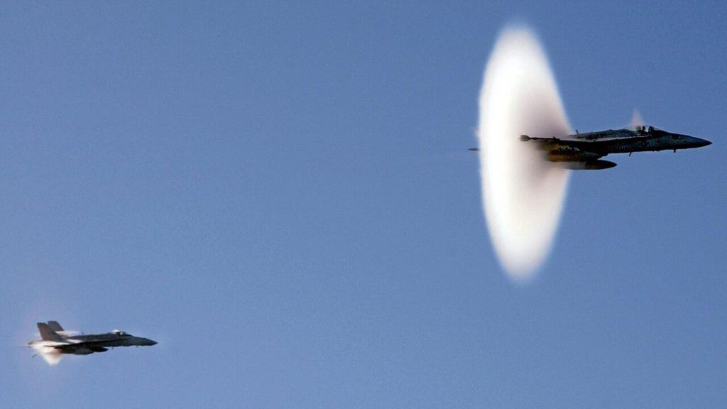 Avião compreendendo a barreira do som / Crédito: Wikimed