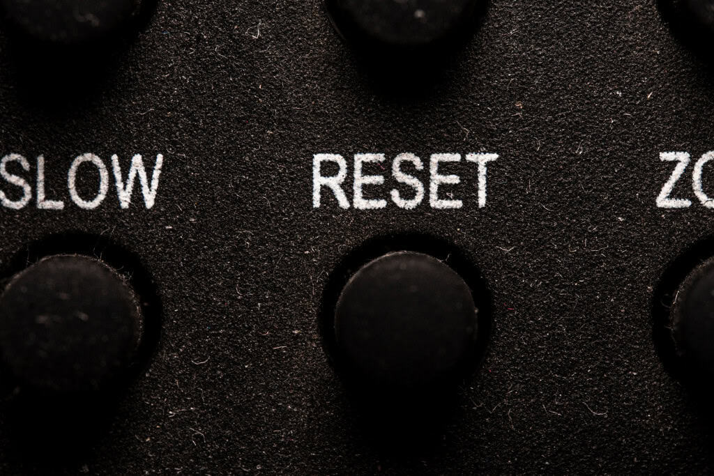 Sua smart TV está lenta? Essas dicas podem te ajudar Sua smart TV está lenta para abrir aplicativos ou responder aos comandos do controle remoto? Esse é um problema comum entre os modelos mais antigos, mas também pode ocorrer em aparelhos recentes devido a acúmulo de dados, atualizações pendentes ou conexões de internet instáveis. Detalhe do botão reset em controle remoto de Smart TV, destacando a tecla para reinicialização rápida do sistema