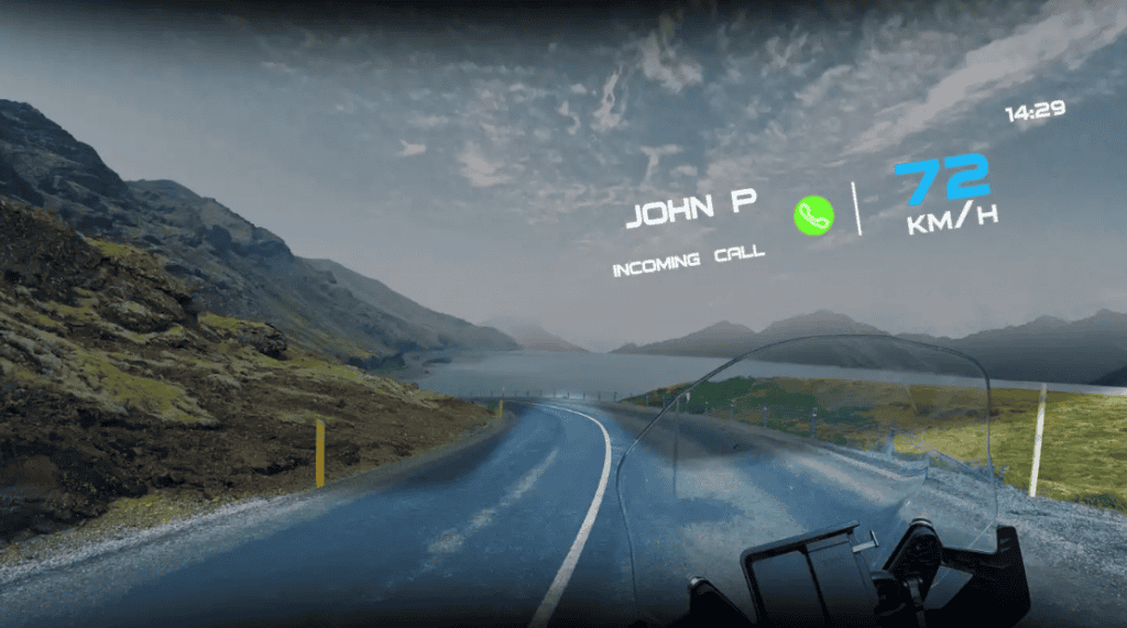 Novo capacete tem realidade aumentada totalmente integrada A Shoei anunciou o GT-Air 3 Smart, o primeiro capacete do mundo com realidade aumentada totalmente integrada, resultado de uma parceria com a empresa francesa EyeLights. A novidade marca um avanço importante no mercado de acessórios para motociclistas, que vem recebendo diversos recursos inteligentes nos últimos anos, como tecnologias de eliminação de ponto cego, purificação do ar e sistemas de comunicação embutidos. O capacete conta com um visor HUD embutido que exibe dados essenciais, como velocidade e navegação GPS