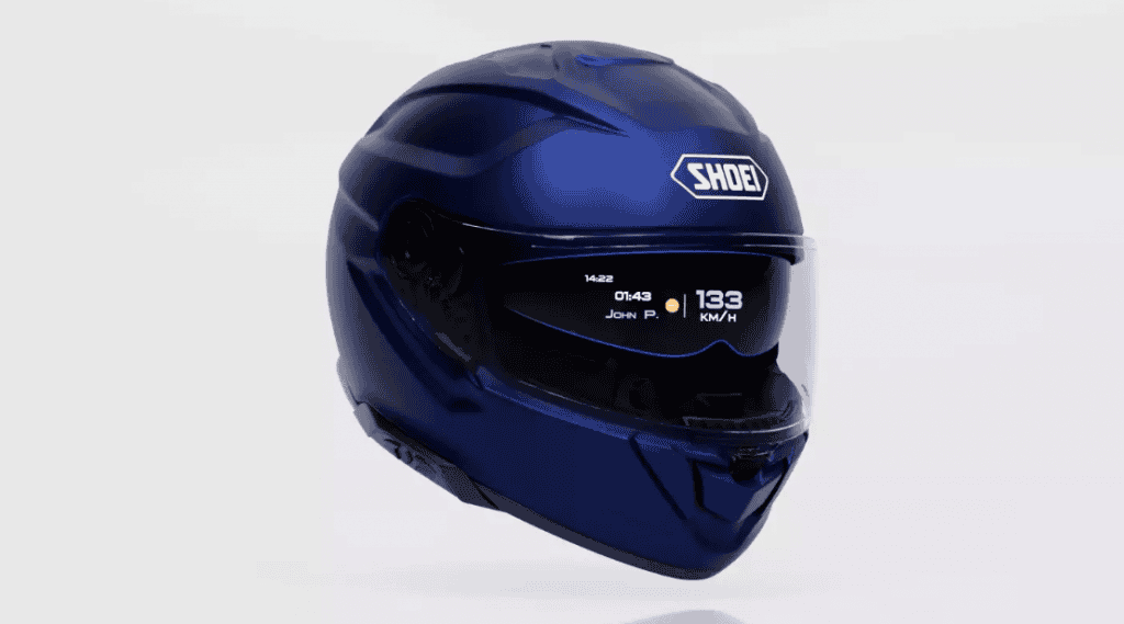 Novo capacete tem realidade aumentada totalmente integrada A Shoei anunciou o GT-Air 3 Smart, o primeiro capacete do mundo com realidade aumentada totalmente integrada, resultado de uma parceria com a empresa francesa EyeLights. A novidade marca um avanço importante no mercado de acessórios para motociclistas, que vem recebendo diversos recursos inteligentes nos últimos anos, como tecnologias de eliminação de ponto cego, purificação do ar e sistemas de comunicação embutidos. O capacete será comercializado em cinco cores, com preço sugerido de US$ 1.199