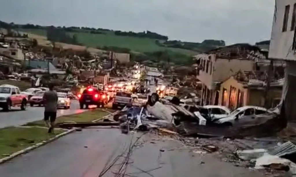 Ciclone avança para o Sudeste após causar estragos no Sul Pelo menos seis pessoas morreram vítimas de um tornado na madrugada deste sábado (8) no Paraná. O fenômeno é consequência de um ciclone extratropical que chegou ao Sul do Brasil na sexta-feira (7). A Defesa Civil estima que cerca de 10 mil pessoas tenham sido impactadas pelos ventos. Até o momento, 28 pessoas estão desabrigadas e 1.000 desalojadas. Passagem de tornado no Paraná deixou estragos
