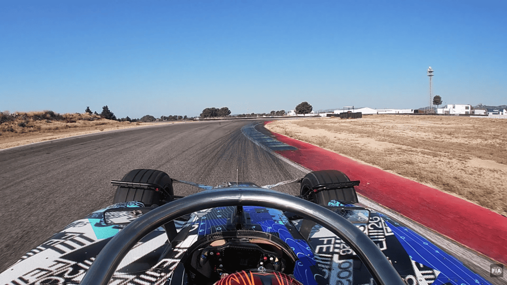 Novo carro da Fórmula E é o mais rápido da história do esporte O GEN4 é o carro de corrida mais sustentável do automobilismo. É assim que a Federação Internacional de Automobilismo (FIA) define o seu mais novo modelo para a Fórmula E, previsto para estrear na próxima temporada, no final de 2026 — considerado também o carro de Fórmula E mais rápido da história do Campeonato Mundial ABB FIA. Em testes iniciais, o veículo atingiu a velocidade de 339 km/h. carro corrida