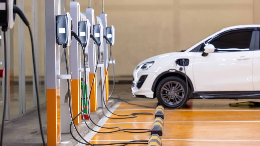 Carro elétrico abastece em vaga de estacionamento