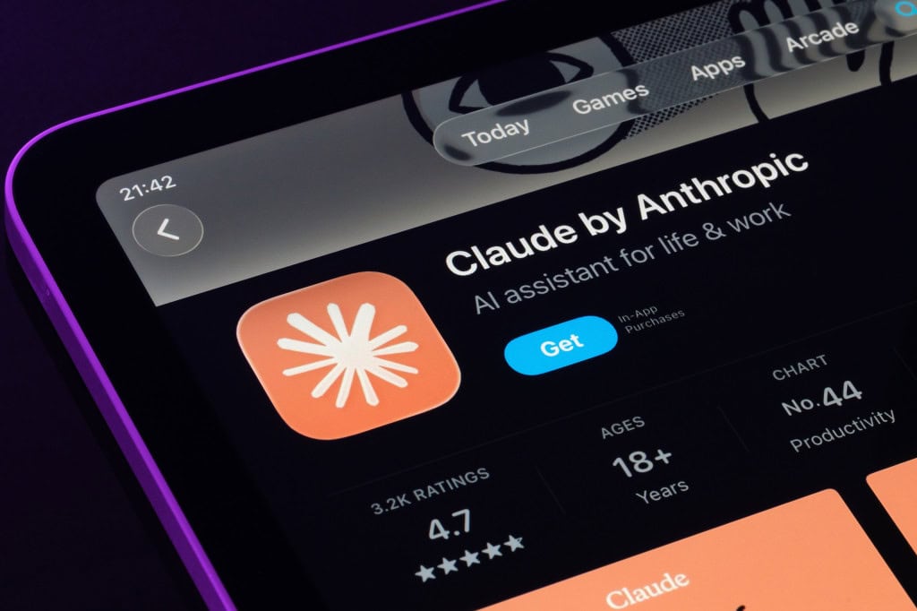 Página do Claude na App Store exibida em um iPhone