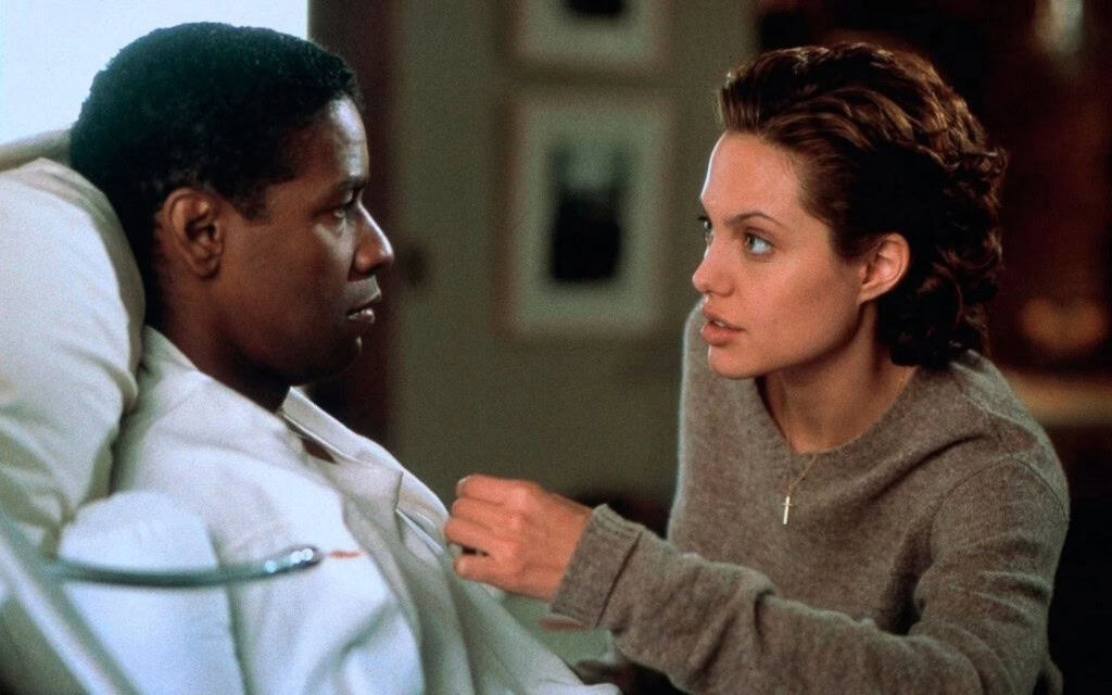 Cena do filme O Colecionador de Ossos, com Denzel Washington e Angelina Jolie