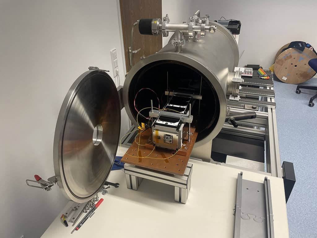 Satélite usa IA para se reorientar: “marco na autonomia espacial” Um verdadeiro marco no caminho para sistemas espaciais autônomos. É assim que a equipe de pesquisa da Universidade Julius-Maximilians de Würzburg (JMU), da Alemanha, define o sucesso do primeiro teste do controlador de altitude baseado em IA para satélites em órbita. controlador altitude