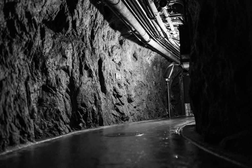 Bunkers contam com estrutura em concreto reforçado, portas blindadas, sistemas de ventilação e filtros contra armas nucleares, biológicas ou químicas.
