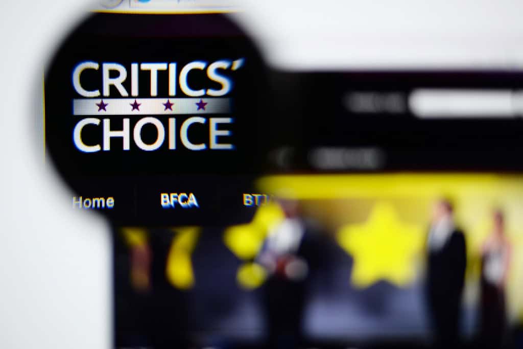 Logo do Critics Choice Awards visto por uma lupa