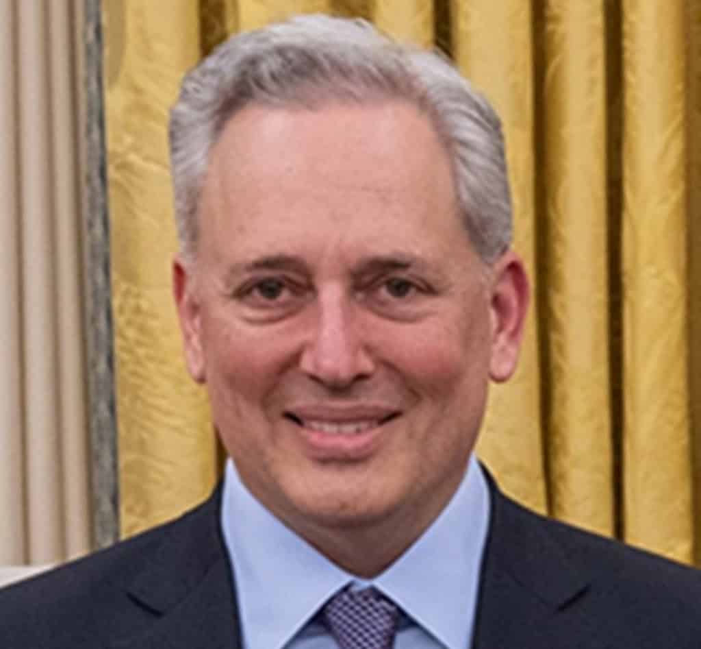 Aliado de Trump nega ajudinha para OpenAI O investidor de capital de risco David Sacks, atualmente Presidente do Conselho Consultivo para a Ciência e Tecnologia de Donald Trump, afirmou nesta quinta-feira (6) que “não haverá resgate federal para IA”. A fala foi em resposta às declarações da diretora financeira da OpenAI, Sarah Friar. Aliado de Trump nega ajudinha para OpenAI