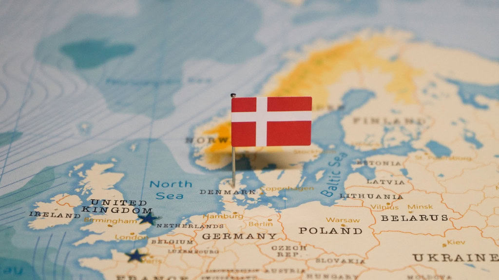 Dinamarca quer proibir redes sociais para menores de 15 anos O governo da Dinamarca quer limitar o uso de redes sociais por adolescentes. A proposta, anunciada pelo Ministério da Digitalização, estabelece uma idade mínima de 15 anos para acessar as plataformas. Governo da Dinamarca quer impedir que menores de 15 anos tenham acesso às redes sociais. Foco é garantir maior bem-estar mental de crianças e adolescentes.