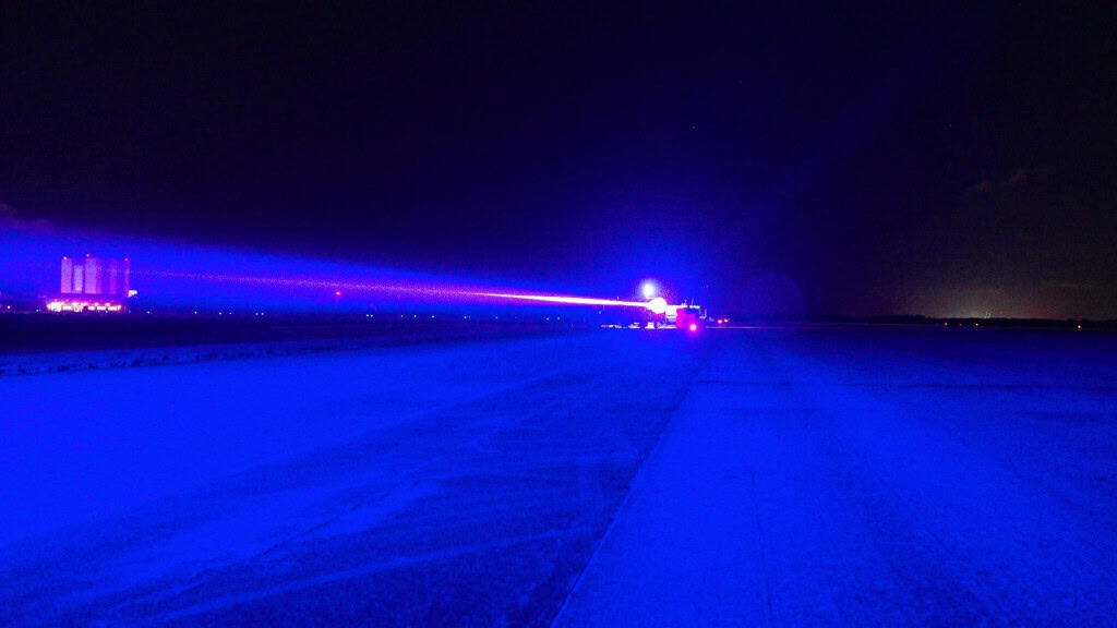 Energia do espaço: lasers ópticos concentram eletricidade em painéis comerciais, criando rede orbital confiável.