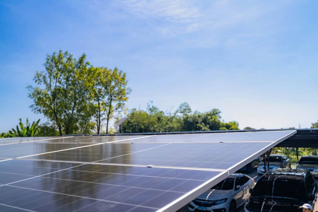 Coreia do Sul aposta em estacionamentos solares para turbinar energia limpa A Coreia do Sul quer transformar uma ideia simples em política pública de grande impacto ambiental e social: a partir deste mês, estacionamentos públicos com mais de 80 vagas serão obrigados a instalar coberturas solares. Estacionamento solar usa painel fotovoltaico
