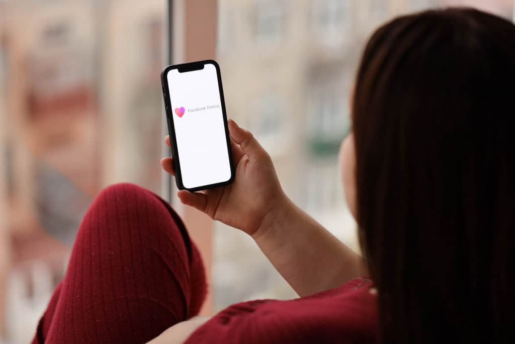 Facebook Namoro volta a ser hypado e cresce com IA e modelo gratuito O Facebook Namoro, recurso de encontros integrado à rede social, vem surpreendendo ao ganhar espaço no mercado e se consolidar como uma alternativa relevante entre os serviços do gênero. Lançado em 2019, o recurso gratuito já reúne mais de 21 milhões de usuários, superando plataformas populares no segmento e reforçando o movimento da rede em renovar sua proposta digital. Segundo a Meta, o Facebook Namoro tem crescido sem campanhas de marketing intensivas