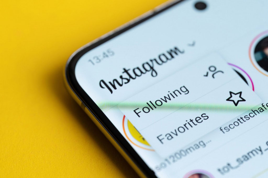 Visão aproximada da página de seguidores do Instagram na tela de um smartphone