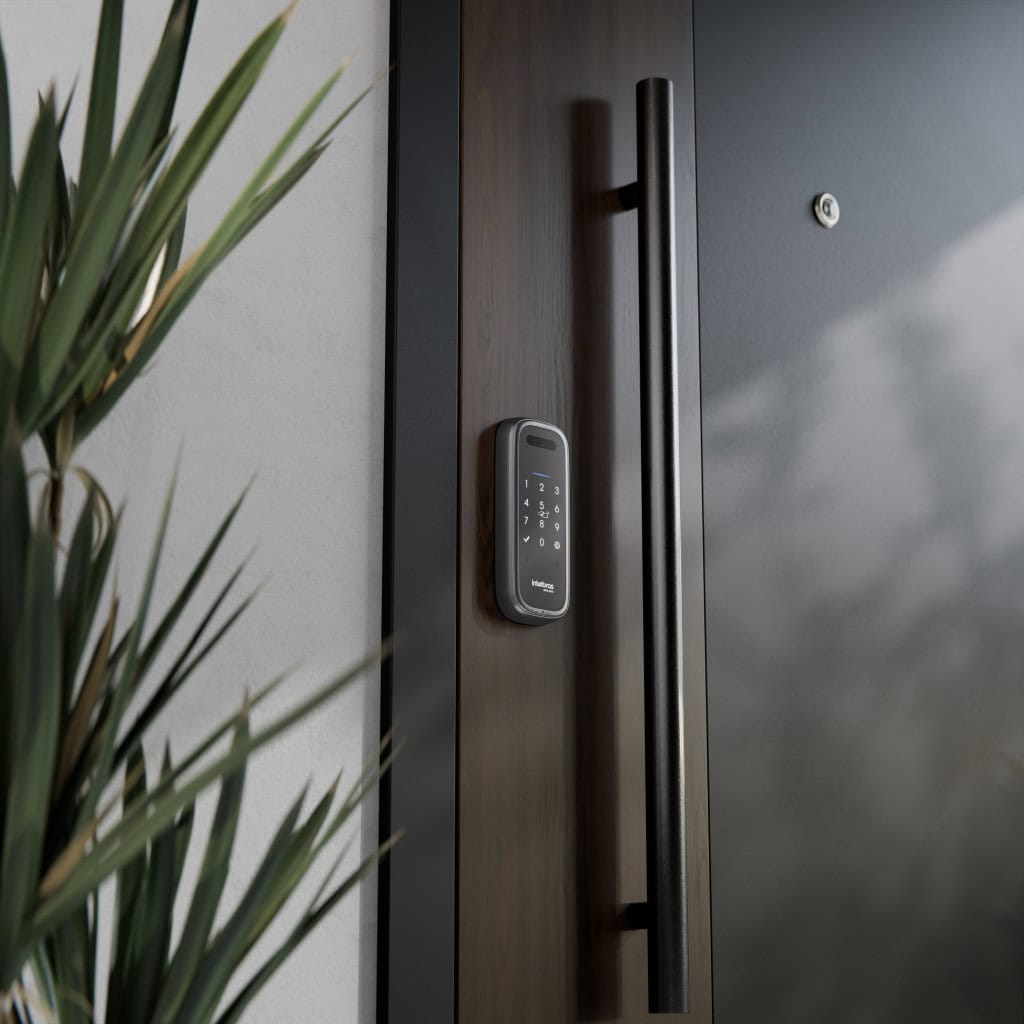 O formato de sobrepor ainda facilita a instalação, sendo compatível com portas de 25 a 60 mm de espessura