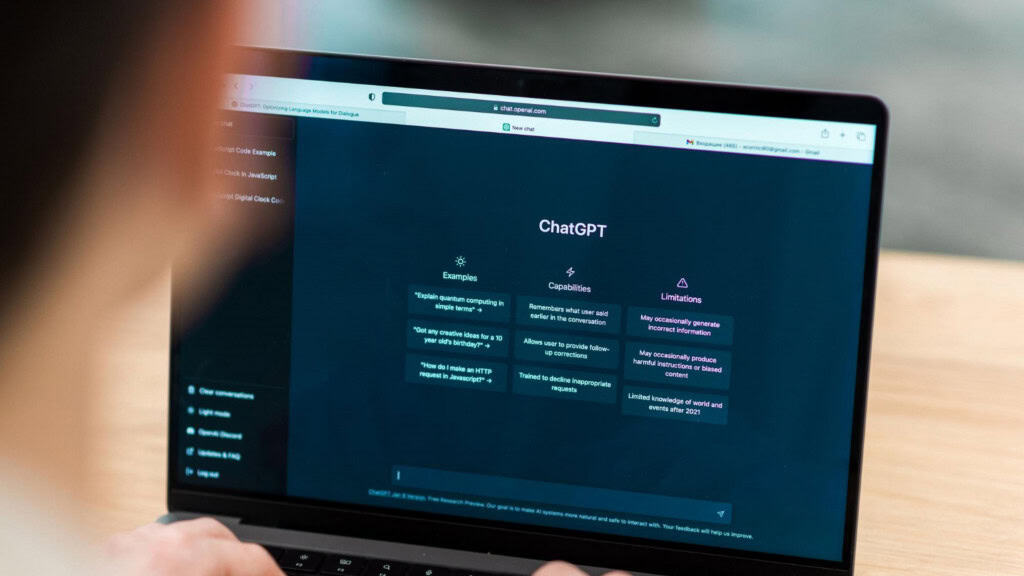 pessoa usando o Chat GPT em um laptop