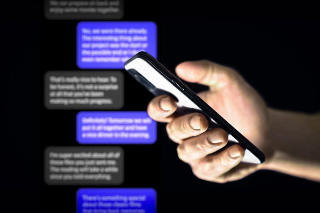 De deepfakes a SMS falsos: Golpes digitais explodem no Brasil, alerta relatório Metade dos brasileiros sofreu algum tipo de golpe digital em 2024, segundo relatório da empresa de segurança BioCatch publicado nesta sexta-feira (05). O documento, obtido pela CNN Brasil, mostra que golpes como smishing, vishing e fraudes com deepfakes dispararam no último ano. Isso num cenário em que a América Latina se tornou o ponto mais crítico do mapa global das fraudes. Só no Brasil, quase R$ 5 bilhões foram perdidos em golpes envolvendo Pix. golpe rede social