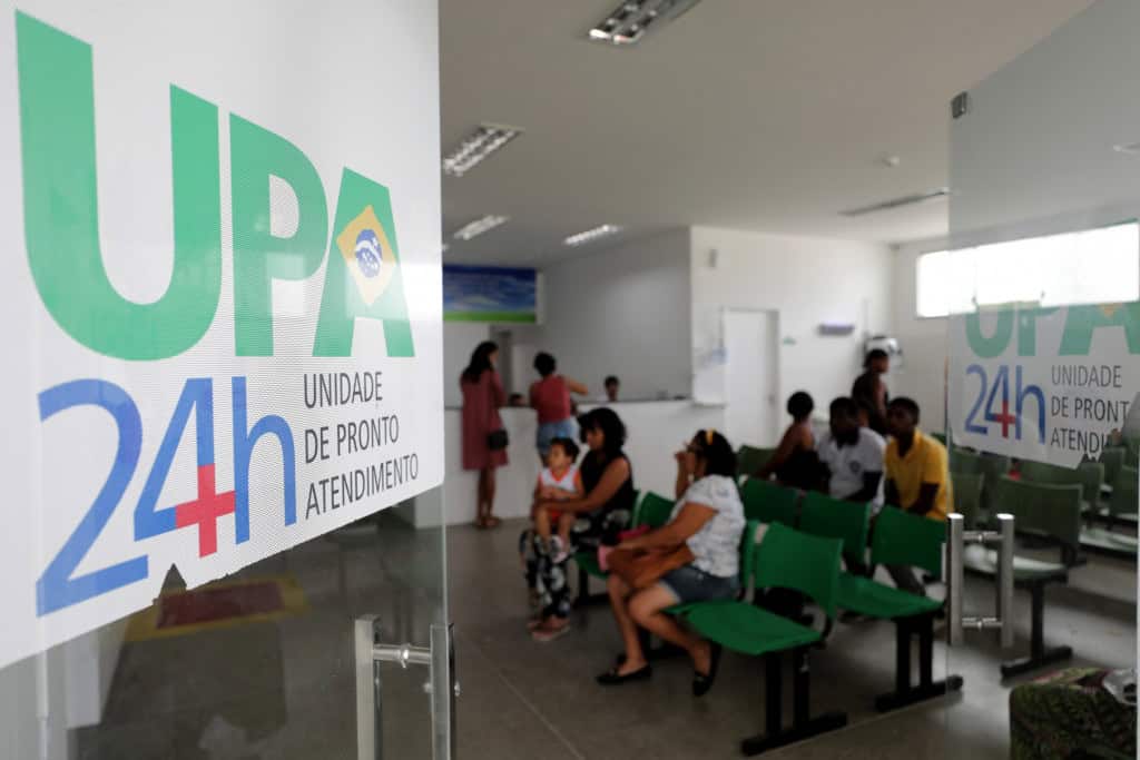 Saúde anuncia modernização do SUS com 14 UTIs interligadas e hospital inteligente O Ministério da Saúde apresentou, nesta terça-feira (18), uma nova estratégia para modernizar o Sistema Único de Saúde (SUS) a partir da criação de uma rede nacional de hospitais e serviços inteligentes. A iniciativa reúne alta tecnologia, especialização médica e cooperação internacional para aprimorar diagnósticos, reduzir filas e aumentar a precisão no atendimento. As informações são da Agência Brasil. Objetivo do projeto é permitir que especialistas de diferentes regiões atuem de forma conjunta
