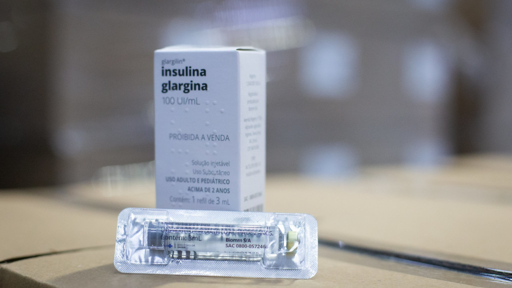 Brasil dá passo inédito para produzir sua própria insulina O Brasil deu mais um passo para reduzir a dependência de importação de insulina usada no tratamento de pessoas com diabetes tipos 1 e 2 pelo SUS. O Ministério da Saúde recebeu o primeiro lote de insulina glargina, com 2.109.000 unidades, na segunda-feira (17). Um novo carregamento, com mais 4,7 milhões de unidades, será entregue até o fim de 2025. insulina glargina