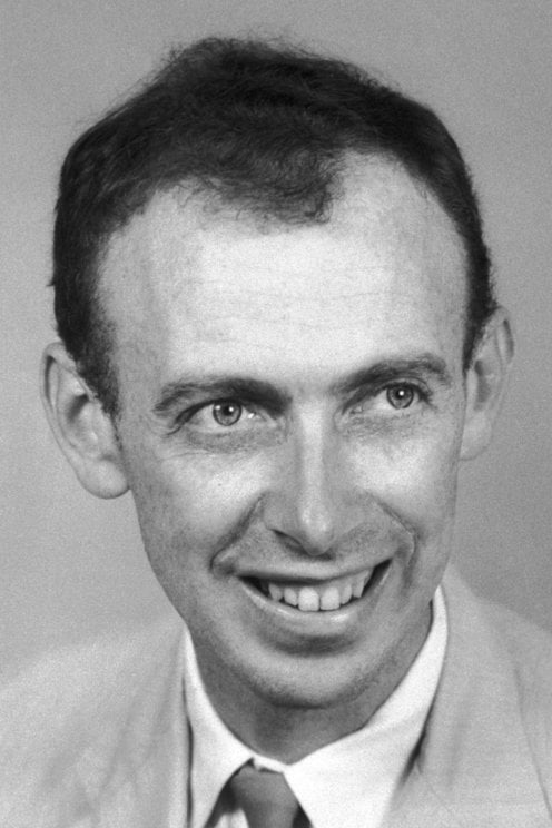 Morre James Watson, que ajudou a descobrir a estrutura do DNA James D. Watson, um dos mais influentes cientistas do século XX e co-descobridor da estrutura do DNA, morreu na quinta-feira (6), em East Northport, Nova York (EUA), aos 97 anos. A morte foi confirmada por seu filho, Duncan, que informou que Watson havia sido transferido recentemente para um hospital e, depois, para um hospício, onde faleceu em decorrência de uma infecção. Foto em preto e branco de Watson quando mais novo