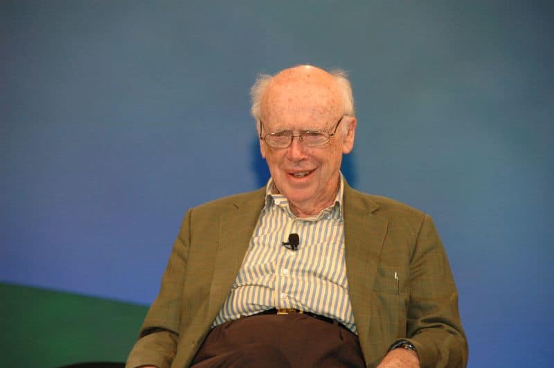Morre James Watson, que ajudou a descobrir a estrutura do DNA James D. Watson, um dos mais influentes cientistas do século XX e co-descobridor da estrutura do DNA, morreu na quinta-feira (6), em East Northport, Nova York (EUA), aos 97 anos. A morte foi confirmada por seu filho, Duncan, que informou que Watson havia sido transferido recentemente para um hospital e, depois, para um hospício, onde faleceu em decorrência de uma infecção. James Watson em 2006, sentado e sorrindo
