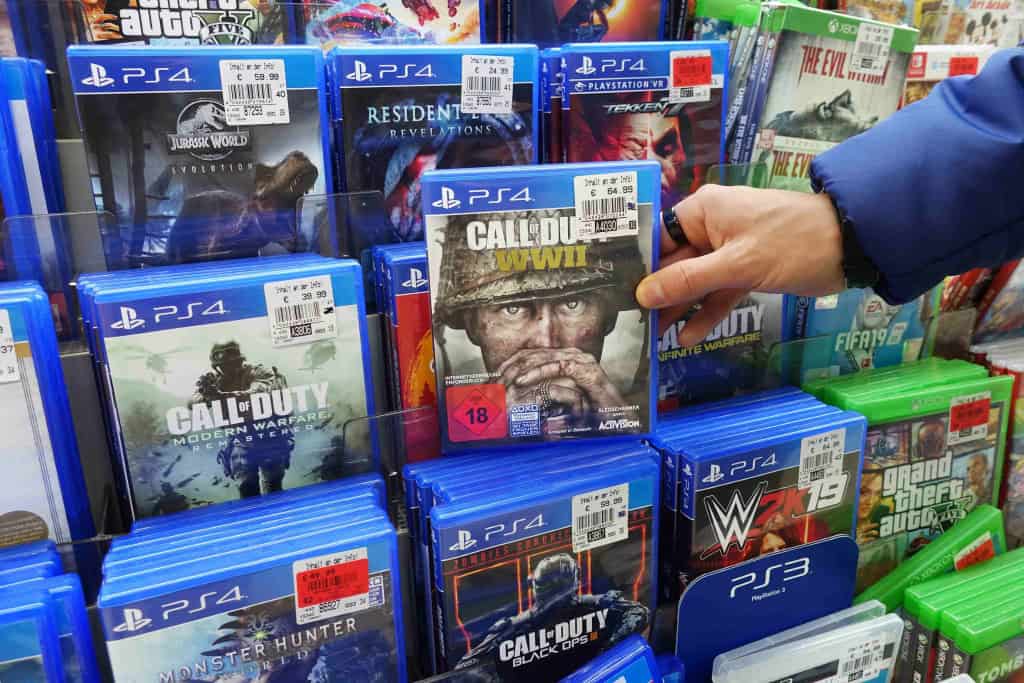 Como funcionam os discos ópticos: CD, DVD e Blu-ray A forma como um CD, um DVD ou um Blu-ray guarda música, vídeos e arquivos parece simples: você coloca o disco no aparelho e, segundos depois, tudo começa a tocar. Mas o processo por trás disso envolve óptica de precisão. Um homem escolhe um jogo físico em uma loja