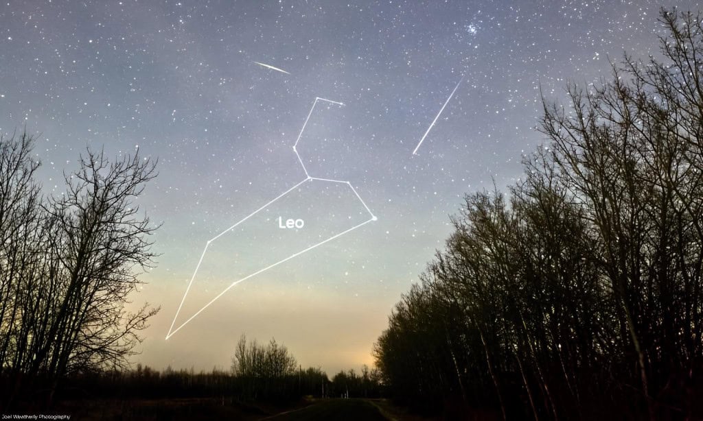 Chuva de meteoros Leônidas atinge o pico; saiba como observar Conforme anunciado pelo Olhar Digital no calendário astronômico de novembro, na madrugada desta segunda-feira (17) ocorre o pico da chuva de meteoros Leônidas, que acontece todos os anos nesta mesma época, quando a Terra, em seu movimento em torno do Sol, atravessa uma trilha de detritos deixada pela passagem do cometa 55P/Tempel-Tuttle. Chuva de meteoros Leônidas atinge o pico; saiba como observar