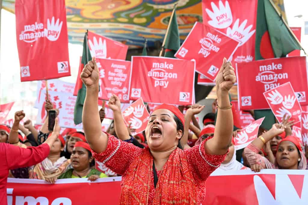 Protestos globais pressionam Amazon durante a Black Friday A campanha Make Amazon Pay (Faça a Amazon Pagar, em tradução livre) prepara uma nova onda de manifestações globais durante a Black Friday e a Cyber Monday. O movimento, que chega ao seu sexto ano, reúne trabalhadores, sindicatos e organizações de direitos humanos em mais de 30 países. O foco está nas práticas trabalhistas da companhia, em sua influência política e nos impactos ambientais associados às suas operações. make amazon pay