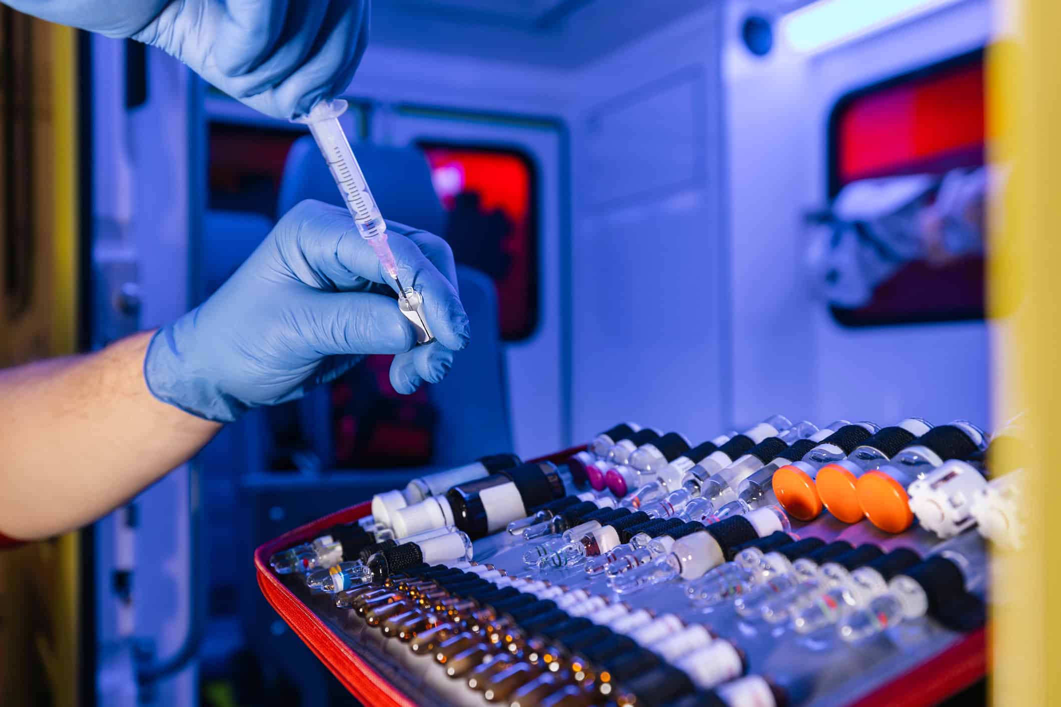 É perigoso aplicar adrenalina na veia? Entenda quando o uso é seguro