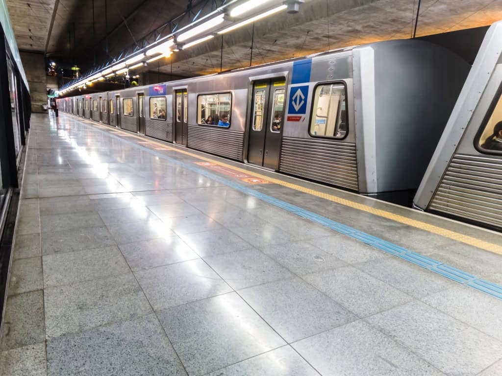 Metrô de SP aumenta assentos preferenciais por conscientização; entenda O Metrô de São Paulo iniciou uma ação especial para reforçar a importância da empatia no transporte público. Em celebração ao Dia Mundial da Gentileza, comemorado em 13 de novembro, a companhia transformou todos os lugares de três composições das linhas 1-Azul, 2-Verde e 3-Vermelha em assentos preferenciais. Cerca de 240 placas foram modificadas nos trens envolvidos na campanha