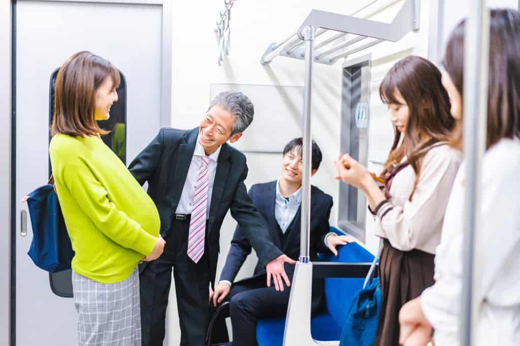 Metrô de SP aumenta assentos preferenciais por conscientização; entenda O Metrô de São Paulo iniciou uma ação especial para reforçar a importância da empatia no transporte público. Em celebração ao Dia Mundial da Gentileza, comemorado em 13 de novembro, a companhia transformou todos os lugares de três composições das linhas 1-Azul, 2-Verde e 3-Vermelha em assentos preferenciais. Homem cedendo lugar no metrô para uma mulher grávida