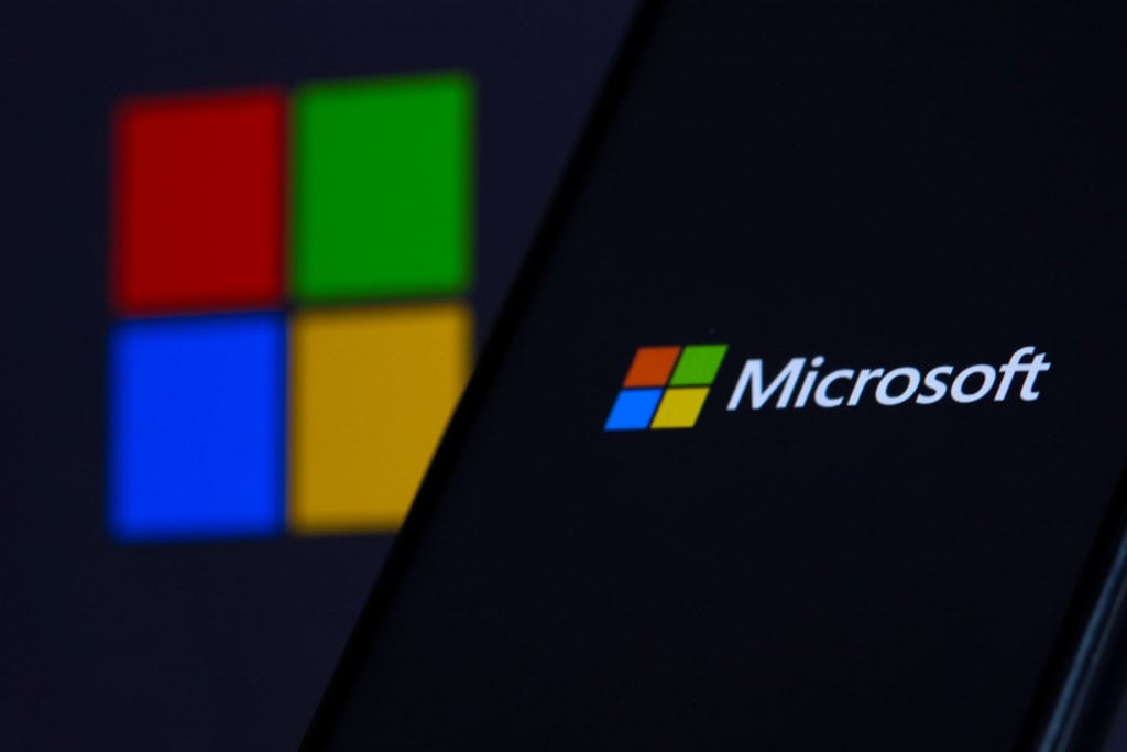 Logo da Microsoft ao fundo e à frente em um smartphone