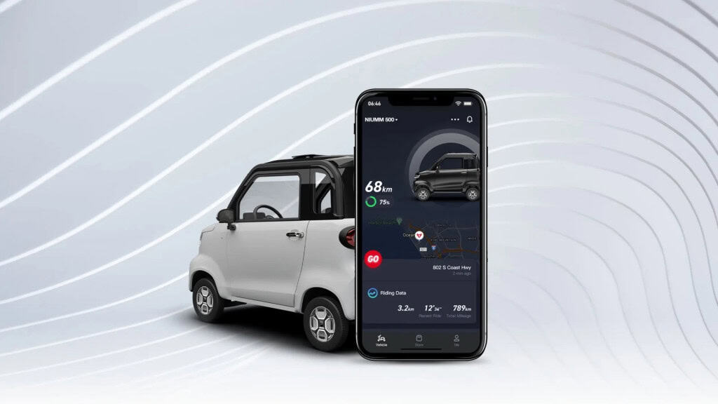 Compacto, elétrico e conectado: conheça o NIUMM da Niu Tech A Niu Tech apresentou seu microcarro elétrico NIUMM, projetado para dois ocupantes, com foco em praticidade e mobilidade urbana. O veículo compacto oferece autonomia de até 70 km com duas baterias, podendo ser expandida para viagens mais longas com até quatro unidades. Conectividade via aplicativo para GPS em tempo real, alertas antifurto e controle remoto