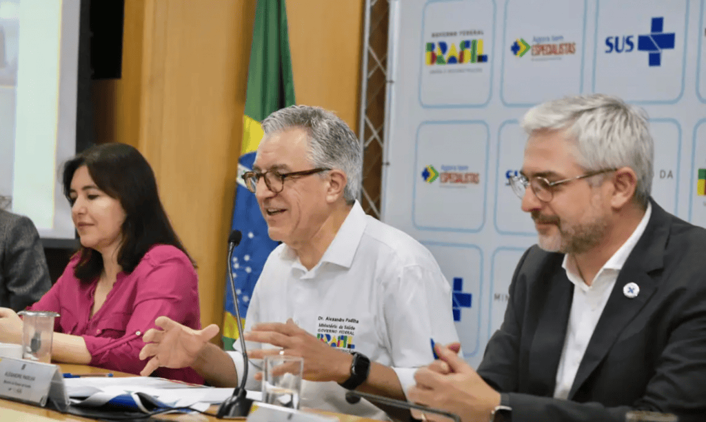 Saúde anuncia modernização do SUS com 14 UTIs interligadas e hospital inteligente O Ministério da Saúde apresentou, nesta terça-feira (18), uma nova estratégia para modernizar o Sistema Único de Saúde (SUS) a partir da criação de uma rede nacional de hospitais e serviços inteligentes. A iniciativa reúne alta tecnologia, especialização médica e cooperação internacional para aprimorar diagnósticos, reduzir filas e aumentar a precisão no atendimento. As informações são da Agência Brasil. Ministério da Saúde prevê a implantação de 14 UTIs totalmente automatizadas e interligadas nas cinco regiões do país